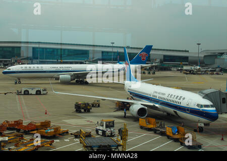 Wuhan, Cina - 14 Marzo 2018: China Southern aeroplani a Wuhan airport Foto Stock