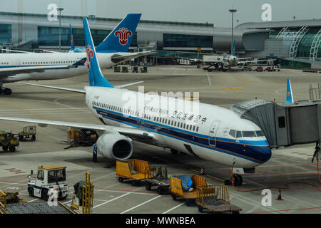 Wuhan, Cina - 14 Marzo 2018: China Southern aerei parcheggiati in Wuhan airport Foto Stock