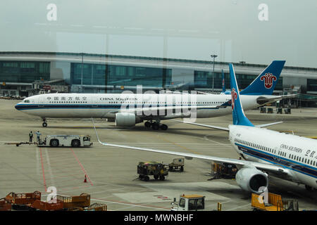 Wuhan, Cina - 14 Marzo 2018: China Southern aerei parcheggiati in Wuhan airport Foto Stock