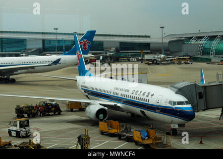 Wuhan, Cina - 14 Marzo 2018: China Southern aerei parcheggiati in Wuhan airport Foto Stock