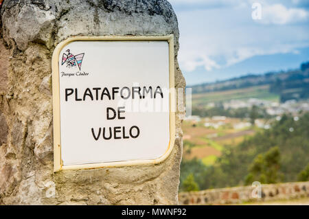 OTAVALO, ECUADOR - 29 Maggio 2018: veduta esterna del cartello informativo della piattaforma di volo presso il Parco di Condor di Otavalo Foto Stock