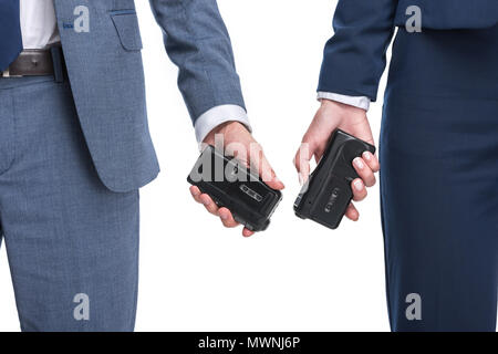 Vista ritagliata della due newscasters in giacca holding registratori, isolato su bianco Foto Stock