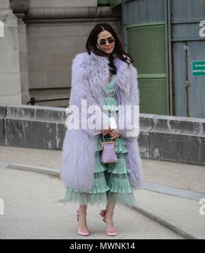 Parigi, Francia. 03 Mar, 2018. Parigi- 03 marzo 2018 Araya Alberta Hargate sulla strada durante la settimana della moda di Parigi Credito: Mauro Del Signore/Pacific Press/Alamy Live News Foto Stock