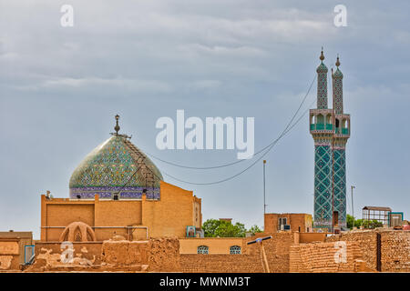 YAZD, IRAN - 5 Maggio 2015: vecchia moschea in centro citta' con piastrelle colorate opere d'arte. Foto Stock