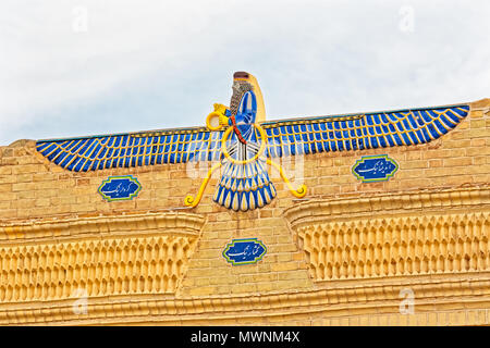 YAZD, IRAN - 5 Maggio 2015: Faravahar mosaico simbolo sul fuoco zoroastriano tempio Atash Behram nella città vecchia. Foto Stock