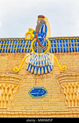 YAZD, IRAN - 5 Maggio 2015: Faravahar mosaico simbolo sul fuoco zoroastriano tempio Atash Behram nella città vecchia. Foto Stock