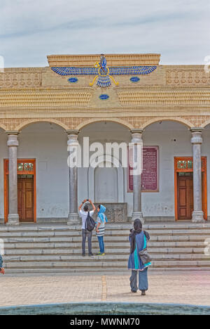 YAZD, IRAN - 5 Maggio 2015: i turisti che visitano il fuoco zoroastriano tempio Atash Behram nella città vecchia. Foto Stock