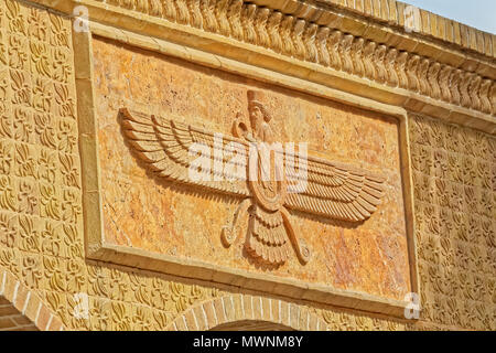 YAZD, IRAN - 5 Maggio 2015: Faravahar mosaico simbolo sul fuoco zoroastriano tempio Atash Behram nella città vecchia. Foto Stock