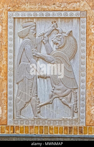 YAZD, IRAN - 5 Maggio 2015: rilievo sulla facciata del fuoco zoroastriano tempio Atash Behram nella città vecchia. Foto Stock
