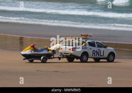 Bagnino RNLI con getto sci sulla spiaggia di Newquay Foto Stock