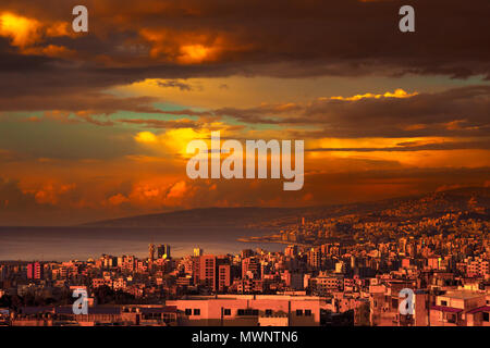 Bella città costiera sul tramonto, una vista fantastica della città si estende dalle montagne al mare, straordinaria vista panoramica, Libano Foto Stock