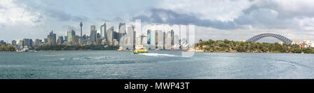 Skyline di Sydney con l'Opera House, Harbour Bridge, Città del traghetto, e in Bradleys Head Park Foto Stock