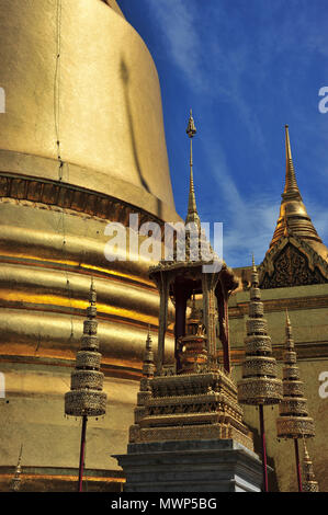 Il Tempio del Buddha di Smeraldo, torre dorata del Phra Si Ratana Chedi, con monumenti Re Chakri con multi-tiered ombrelloni, Bangkok, Thailandia Foto Stock