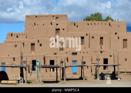 Taos Pueblo, architettura indigeni a nord di Red Willow Creek, vista complessiva dei multipli impilati adobe abitazioni, vicino a Taos, NM, Stati Uniti d'America Foto Stock