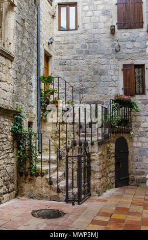 La scalinata in pietra che conduce a Kotor Home in Strada stretta Foto Stock