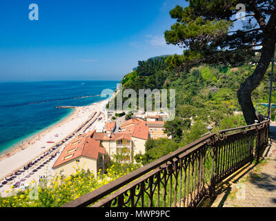 La splendida e incontaminata spiaggia di Numana, il monte Conero, Italia. Foto Stock