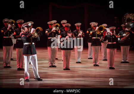 Stati Uniti Marine Corps Lance Cpl. Daniel S. Edwards, arruolato musicista, Quantico Marine Corps banda, effettua presso Virginia International Tattoo presso il campo Arena a Norfolk, Virginia, 27 aprile 2017. La Virginia International Tattoo è una performance annuale che presenta bande militari e musicisti provenienti da tutto il mondo. Foto Stock