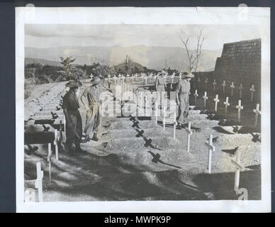 . Inglese: Tombe dei britannici e truppe indiane che hanno fermato il giapponese (e INA) anticipo in aspra lotta nella battaglia di Kohima, 1944; una news bureau foto: *la didascalia*; anche *le truppe britanniche scavato in per la battaglia* e *la didascalia* . 1944. Sconosciuto 253 tombe dei britannici e truppe indiane che hanno fermato il giapponese (e INA) anticipo in aspra lotta nella battaglia di Kohima Foto Stock