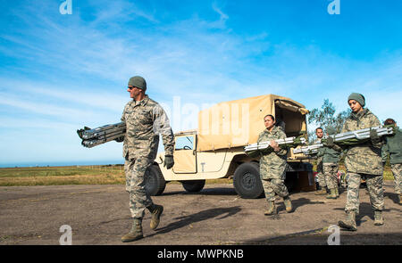 Avieri con il 433rd Medical Squadron haul figliate da un Humvee in perperation per i pazienti durante l'esercizio Patriot gancio 27 aprile 2017 a Vandenberg Air Force Base in California. Patriot gancio è un misto annuale di esercizio del servizio coordinato dalla Air Force Riserva, progettate per integrare i militari e i soccorritori di federali, statali e degli enti locali fornendo formazione di mobilitare rapidamente e distribuire in aerei militari in caso di un'emergenza o di catastrofe naturale. Foto Stock