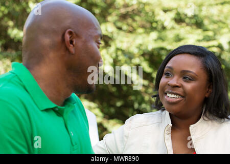 African American giovane parlando e ridendo. Foto Stock