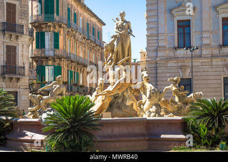 Siracusa, Italia - 18 Maggio 2018: Fontana di Diana (Diana's fontana) in di Archimede quadrata, zona storica del centro di Ortigia in Siracusa Foto Stock