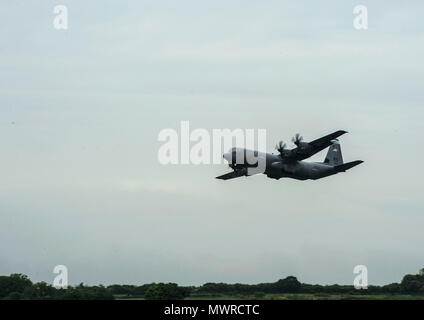 Una C-130J Super Hercules assegnato per la trentasettesima Airlift Squadron decolla da Cherbourg Airfield, Francia, 31 maggio 2018. Più di 60 aviatori di Ramstein Air Base, Germania, sono arrivati nella regione della Normandia per effettuare esercitazioni annuali per commemorare la battaglia di Normandia. (U.S. Air Force foto di Senior Airman Joshua Magbanua) Foto Stock