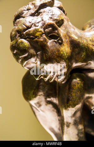 Washington DC, The National Mall, Hirshhorn Museum, arte moderna, contemporanea, scultura, Rodin, donna accovacciata, bronzo, DC100219056EdOnly Foto Stock