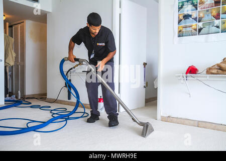 Miami Beach Florida, pulizia tappeti, più pulito, uomo ispanico uomini maschio adulti, servizio, casa, casa casa case case residence casa case case Foto Stock