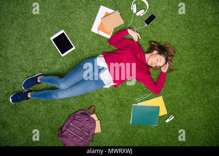 Vista aerea del giovane studente di dormire sul prato verde Foto Stock