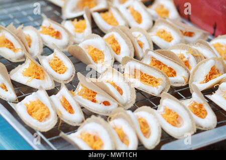 Pancake tailandese o stile Tailandese Torta croccante sul vassoio Foto Stock