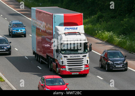 Negozi di B&M, negozi di b&m home, negozi di B&M, negozi di B&M, grandi offerte di B&M, grandi risparmi, cartellonistica B&M, autocarri articolati di B&M sull'autostrada m61, Regno Unito Foto Stock