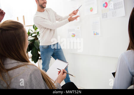 Vista parziale di imprenditore presentando la strategia di marketing a riunioni aziendali in ufficio Foto Stock