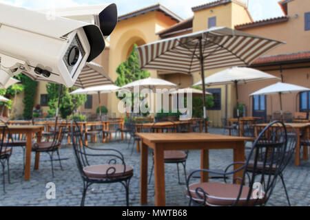 La sicurezza TVCC telecamera operanti nel ristorante la sfocatura dello sfondo. Foto Stock