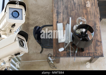 La sicurezza TVCC telecamera operanti nell'ufficio moderno la sfocatura dello sfondo. Foto Stock