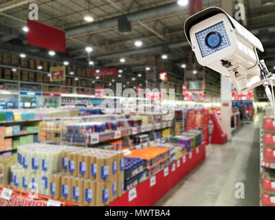 La sicurezza CCTV operativo della telecamera in ufficio store la sfocatura dello sfondo. Foto Stock