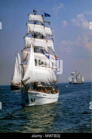 Impressionante windjammer parade nella baia di Kiel. Antivento in pelo sotto la vela. Singolarmente o in uno splendido panorama. Foto Stock