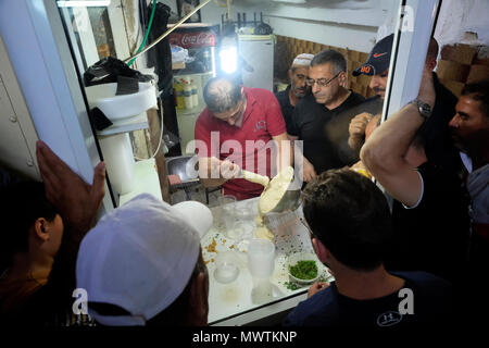 L'uomo palestinese prepara Hummus nella città vecchia del quartiere musulmano Gerusalemme est Israele Foto Stock