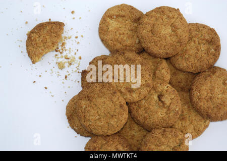 IMMAGINE IN STUDIO DI BISCOTTI ANZAC FATTI IN CASA CHE HANNO AVUTO ORIGINE DURANTE LA PRIMA GUERRA MONDIALE E SONO STATI COTTI E INVIATI AI SOLDATI ALL'ESTERO. Foto Stock