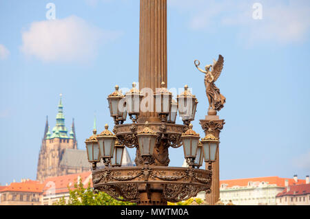 Praga, Old Town - Golden Muse colonna la sala concerti Rudolfinum. Foto Stock