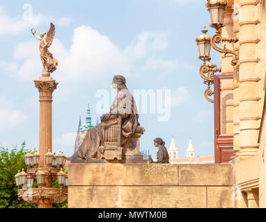 Praga, Old Town - Golden Muse colonna la sala concerti Rudolfinum. Foto Stock