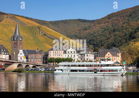 Escursione in barca sul fiume Moselle, Bernkastel-Kues, Renania-Palatinato, Germania, Europa Foto Stock
