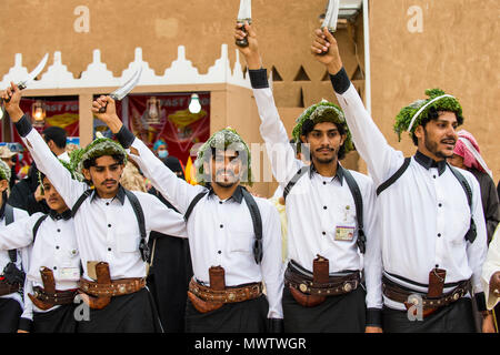 Colorato tradizionalmente condita uomini, al Festival Janadriyah, Riyadh, Arabia Saudita, Medio Oriente Foto Stock