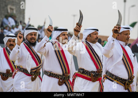 Vestito tradizionale tribesmen locale dancing al Festival Janadriyah, Riyadh, Arabia Saudita, Medio Oriente Foto Stock