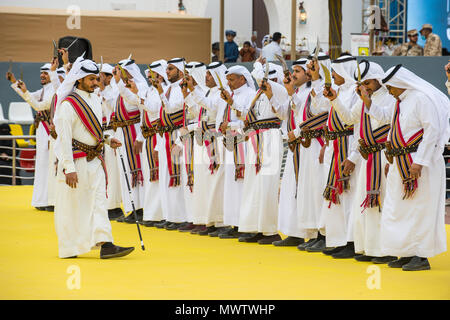 Vestito tradizionale tribesmen locale dancing al Festival Janadriyah, Riyadh, Arabia Saudita, Medio Oriente Foto Stock