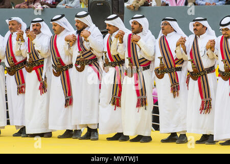 Vestito tradizionale tribesmen locale dancing al Festival Janadriyah, Riyadh, Arabia Saudita, Medio Oriente Foto Stock