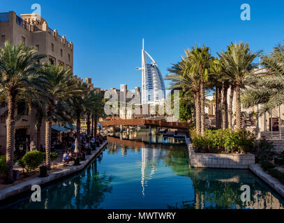 Medinat Jumeirah e il Burj Al Arab Hotel di lusso, Dubai, Emirati Arabi Uniti, Medio Oriente Foto Stock