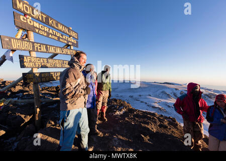 Gli alpinisti al segno del vertice e vedute sul Monte Kilimanjaro, Parco Nazionale del Kilimanjaro, Sito Patrimonio Mondiale dell'UNESCO, Tanzania, Africa orientale, Africa Foto Stock