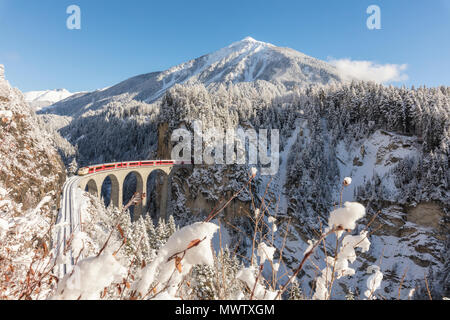 Bernina Express sul Landwasser Viadukt, Sito Patrimonio Mondiale dell'UNESCO, Filisur, Valle dell Albula del Cantone dei Grigioni, Svizzera, Europa Foto Stock