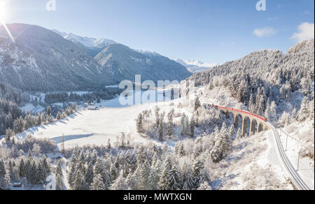 Panoramica del Bernina Express sul Landwasser Viadukt, UNESCO, Filisur, Valle dell Albula del Cantone dei Grigioni, Svizzera, Europa (Drone) Foto Stock