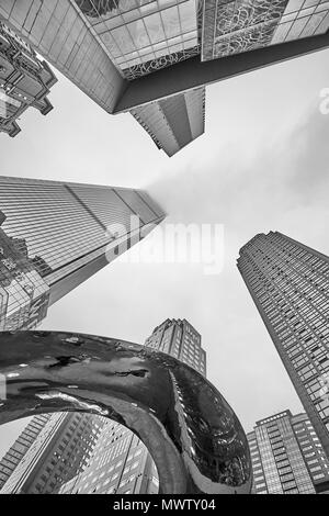 Chongqing Cina - Ottobre 03, 2017: guardando il moderni grattacieli nella città busines district. Foto Stock